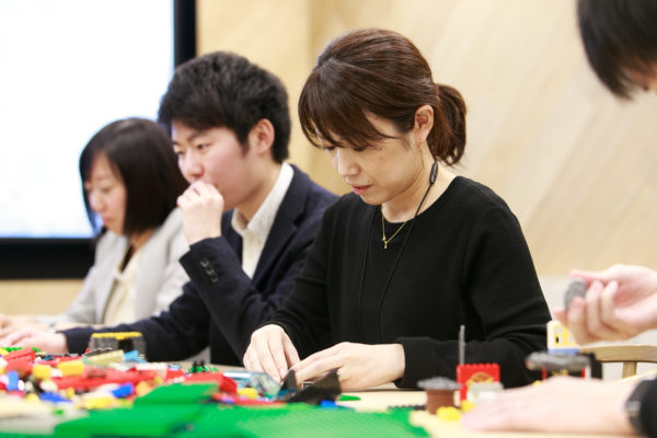 赤いブロックから何を連想しますか?